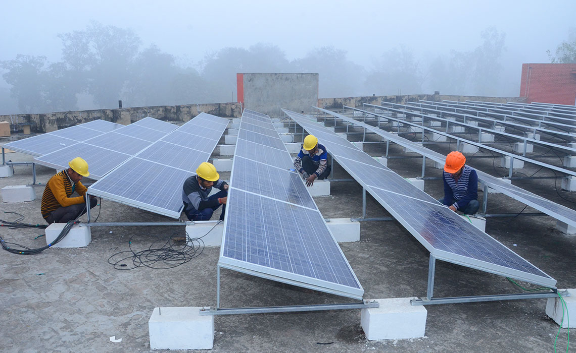 Workers assembling Solar Panels in Modiciti-Solarciti