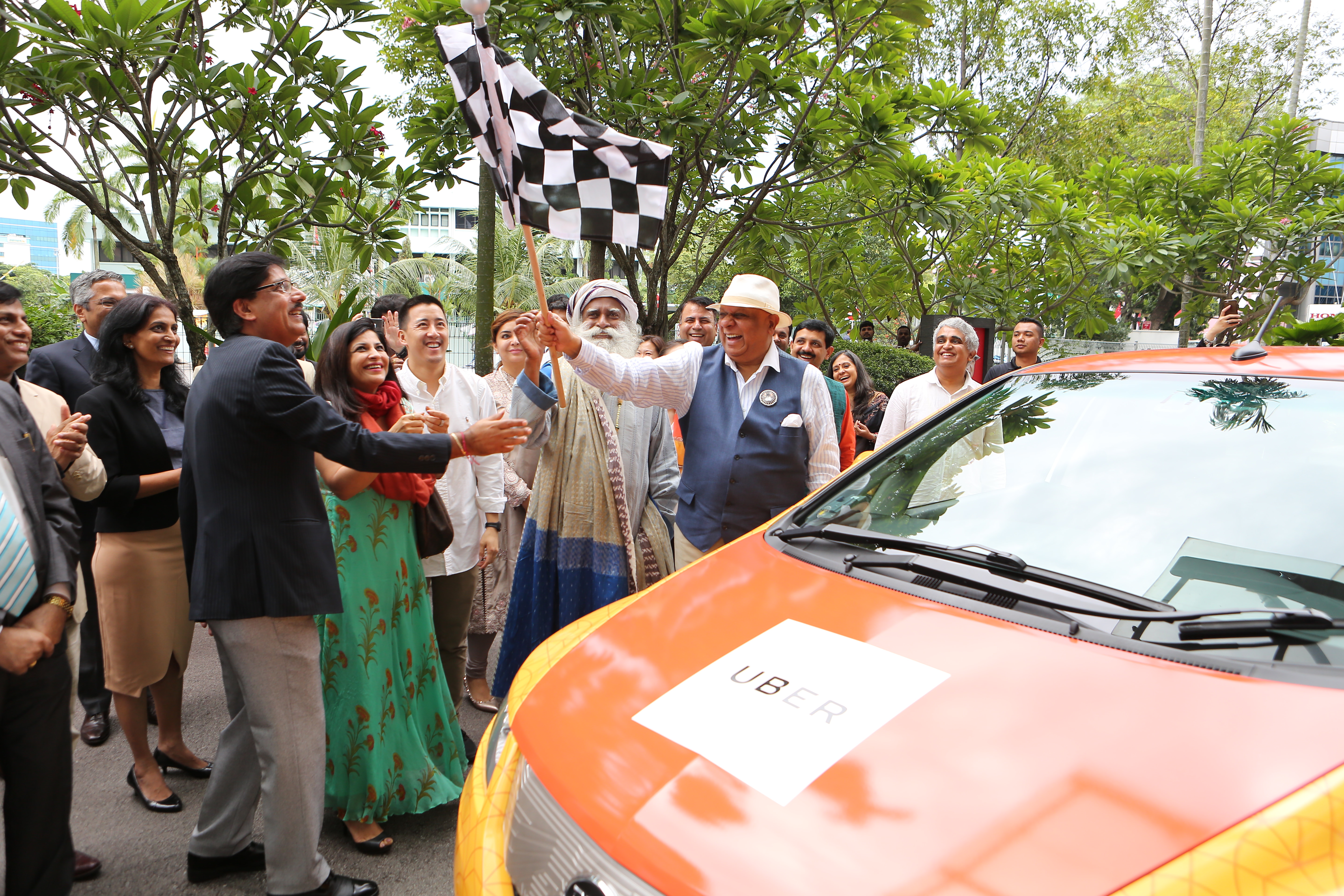 Sadhguru Shri Jaggi Vasudev and Dr M flag off the Smart's fleet of Uber Electric Taxis 